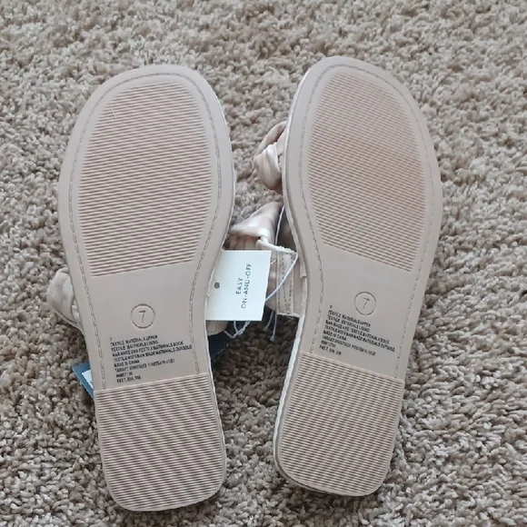 Universal Thread Ruffled Cream Sandals - Picture 3 of 3